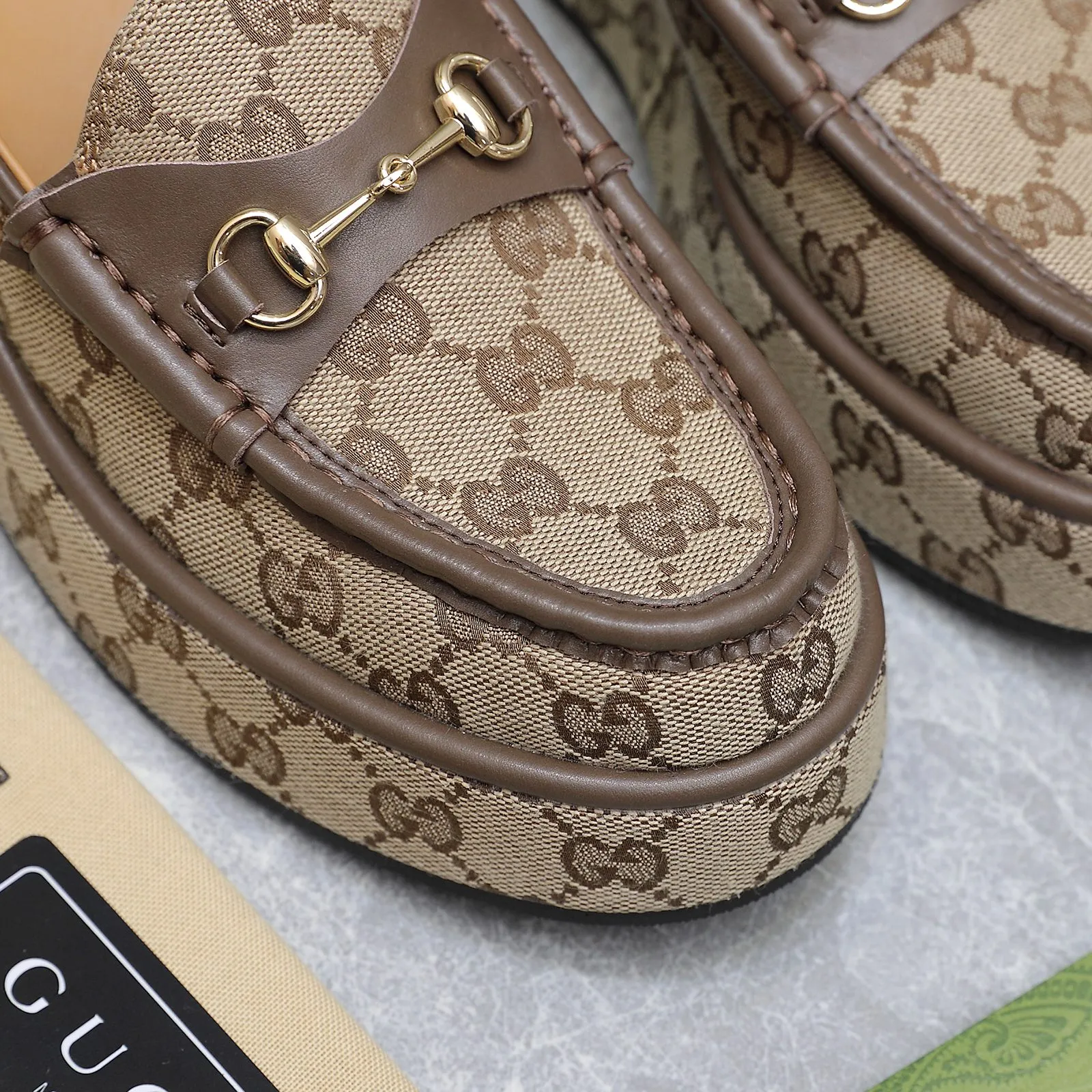 👟👟Ex-factory price 680👟👟 ⚡️The highest version 🔥🔥🔥💯💯💯 ⚡️2024 counter latest model ⚠️original replica ⚡️ Gucci’s latest popular wedge platform shoes - available simultaneously at counters Authentic European style, perfect on the feet💃💃When worn with this shoe, it is elegant and crystal clear. Regardless of the materials of the accessories, they are all customized 1:1. You must go to get the original version. The entire series is full of exciting and beautiful elements. ❶ Upper: cowhide/double G embroidered texture ❷ Inner lining: sheepskin ❸ Feet: sheepskin ❹Outsole: Imported from Italy ❺ Water platform height: 3.5CM in front and 5.5CM in back ❻Packaging: Original full set of packaging ❼Number of codes: 35-42 (40.41.42 customization is not returnable)